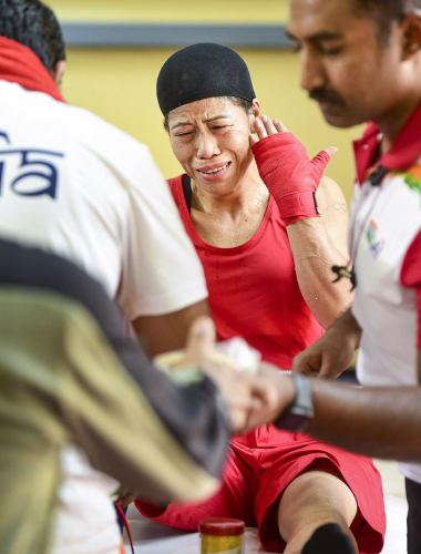 Dr. Bharath treating Mary Kom